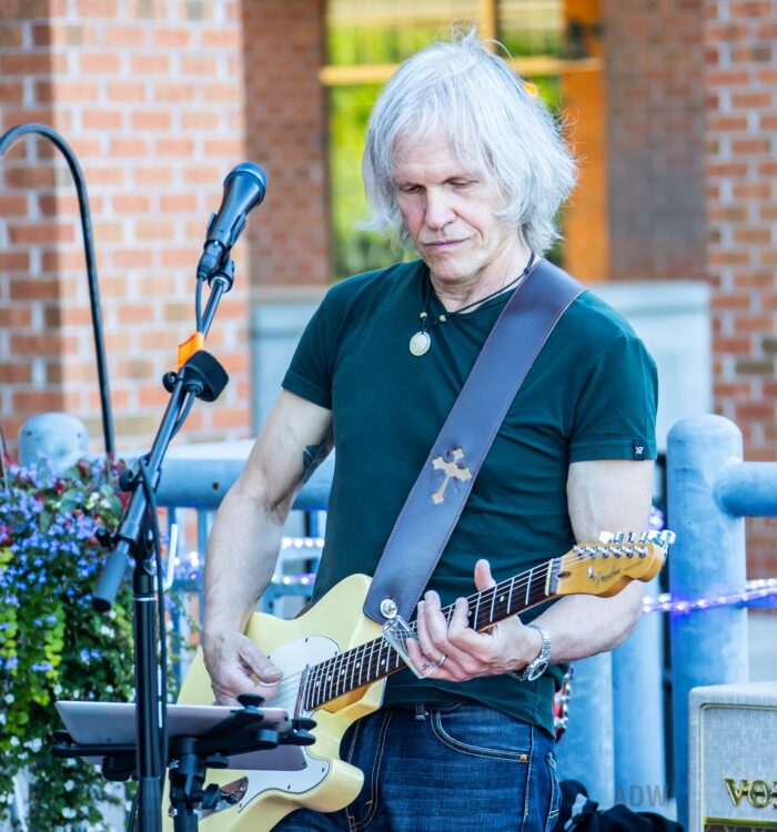 Don Mancuso, lead guitar, Lyin' Eyes